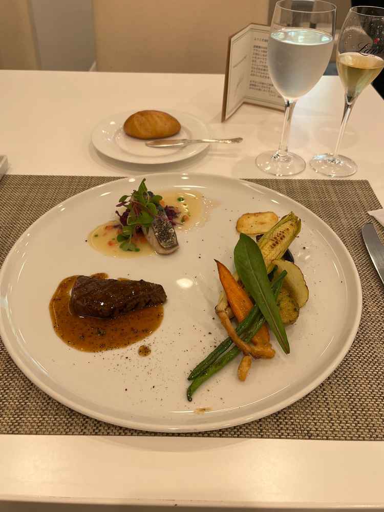 コース料理のメインです。お肉が柔らかかったです。