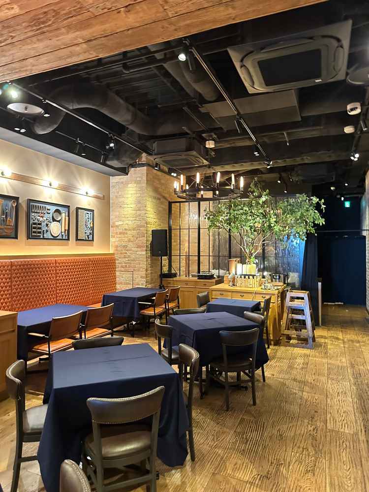 披露宴会場の写真。披露宴会場時には長いテーブルにしたり自由にレイアウトできる。