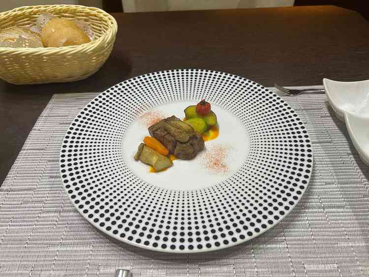 試食の際のメイン料理です。飛騨牛の柔らかさとフォアグラがマッチしていて美味しかったです。
