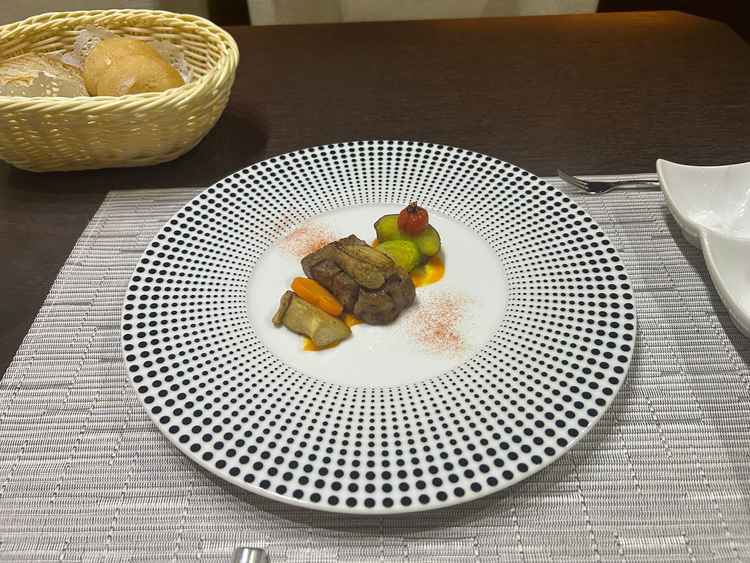 試食の際のメイン料理です。飛騨牛の柔らかさとフォアグラがマッチしていて美味しかったです。