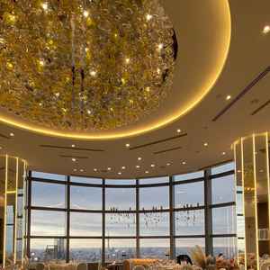 午後の挙式では明るい時間から夕暮れ夜景とこの大きな窓から東京の景色を眺めることができるので素敵だった