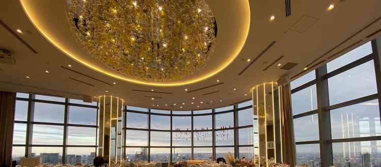 午後の挙式では明るい時間から夕暮れ夜景とこの大きな窓から東京の景色を眺めることができるので素敵だった