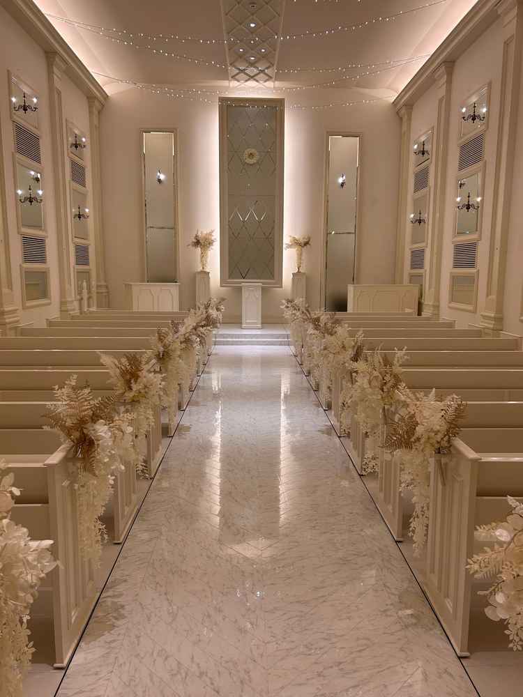 真っ白なチャペルでとても綺麗でした。陽の光が当たるとさらにパッと明るくなり雰囲気が変わって素敵でした