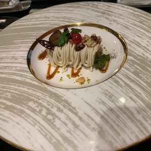 デザートが栗のモンブランで中に栗のムースと下にはタルトが入っていて美味しかった。サクサふんわりしてた