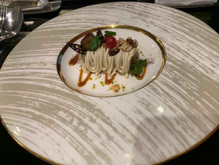 デザートが栗のモンブランで中に栗のムースと下にはタルトが入っていて美味しかった。サクサふんわりしてた