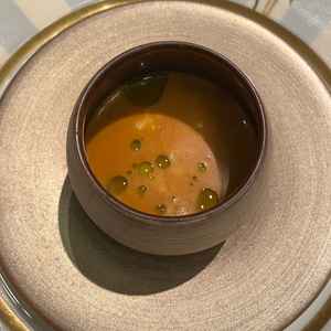 試食会の写真です。ズワイガニの茶碗蒸しで、カニの香りが漂うなめらかな味わいでした。