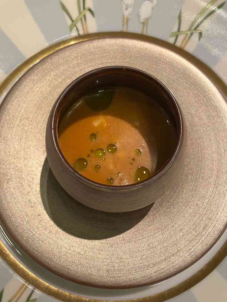 試食会の写真です。ズワイガニの茶碗蒸しで、カニの香りが漂うなめらかな味わいでした。