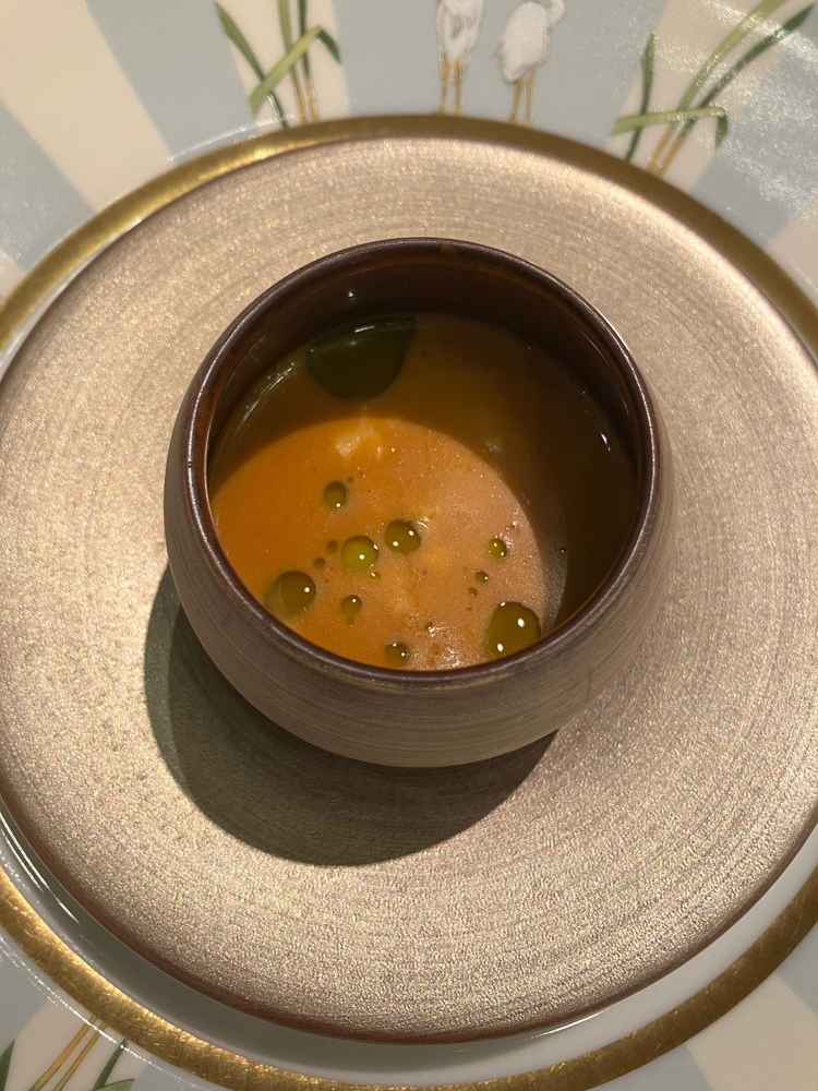 試食会の写真です。ズワイガニの茶碗蒸しで、カニの香りが漂うなめらかな味わいでした。