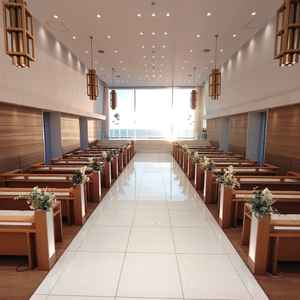 挙式場　規模はそこまで大きくないが、椅子の背も低く、見やすそうだった