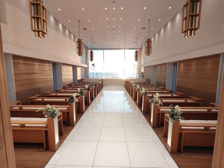 挙式場　規模はそこまで大きくないが、椅子の背も低く、見やすそうだった