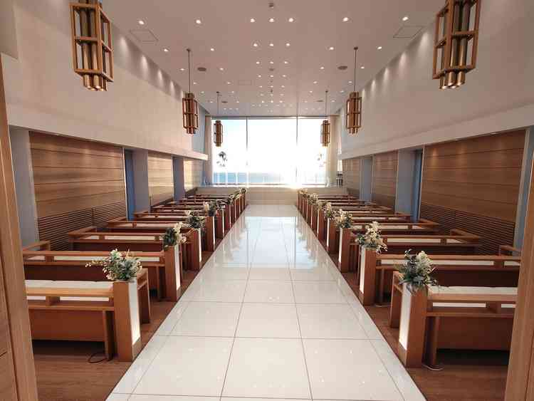 挙式場 規模はそこまで大きくないが、椅子の背も低く、見やすそうだった