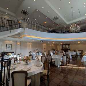 新郎新婦の背面はプール付きガーデンになっていて写真が映える。2階席によって、少し圧迫感がある。