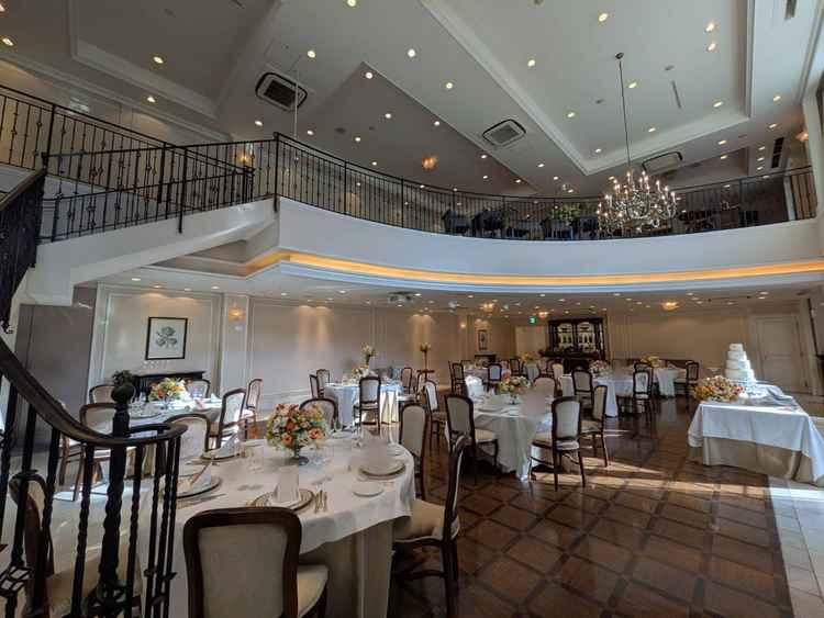 新郎新婦の背面はプール付きガーデンになっていて写真が映える。2階席によって、少し圧迫感がある。