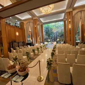 ロビー横に立派な神殿式場がありとても良い雰囲気でした。音楽も素敵でした。