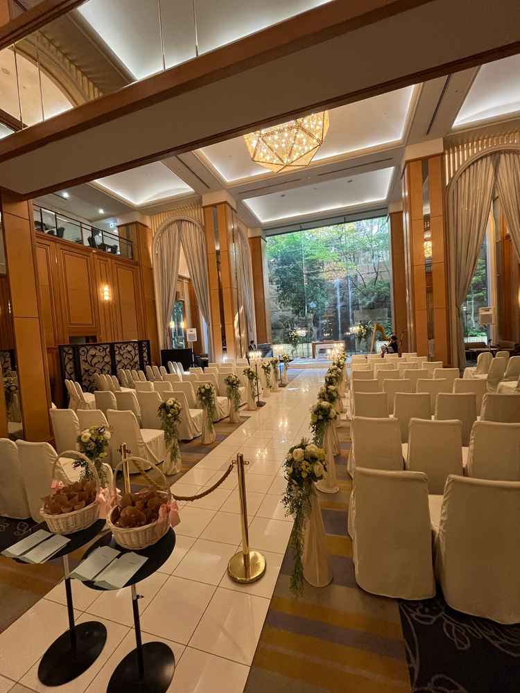 ロビー横に立派な神殿式場がありとても良い雰囲気でした。音楽も素敵でした。