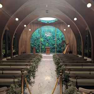 チャペルです。中はコンパクトでそれでいて森に居るような素敵な空間でした。幻想的で、感動しました！