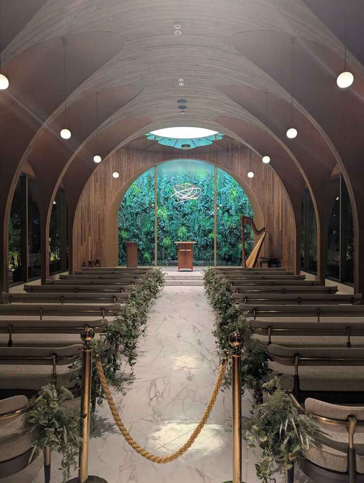 チャペルです。中はコンパクトでそれでいて森に居るような素敵な空間でした。幻想的で、感動しました！