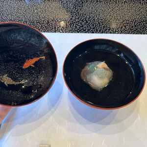 料理の一品。老舗料理屋であることもあり、料理やお椀にもこだわりが感じられた。どの料理も手が込んでいた