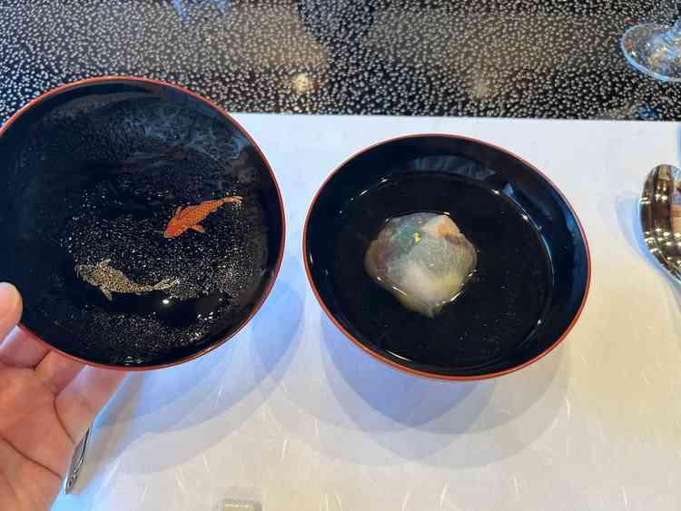 料理の一品。老舗料理屋であることもあり、料理やお椀にもこだわりが感じられた。どの料理も手が込んでいた