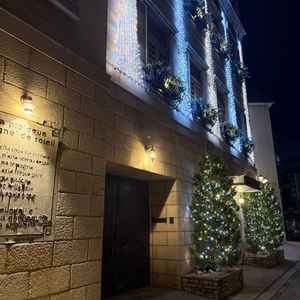 見学の際入った入口ですが建物の左右上下、式場に階段で上がる時もイルミネーションがとてもキレイです！