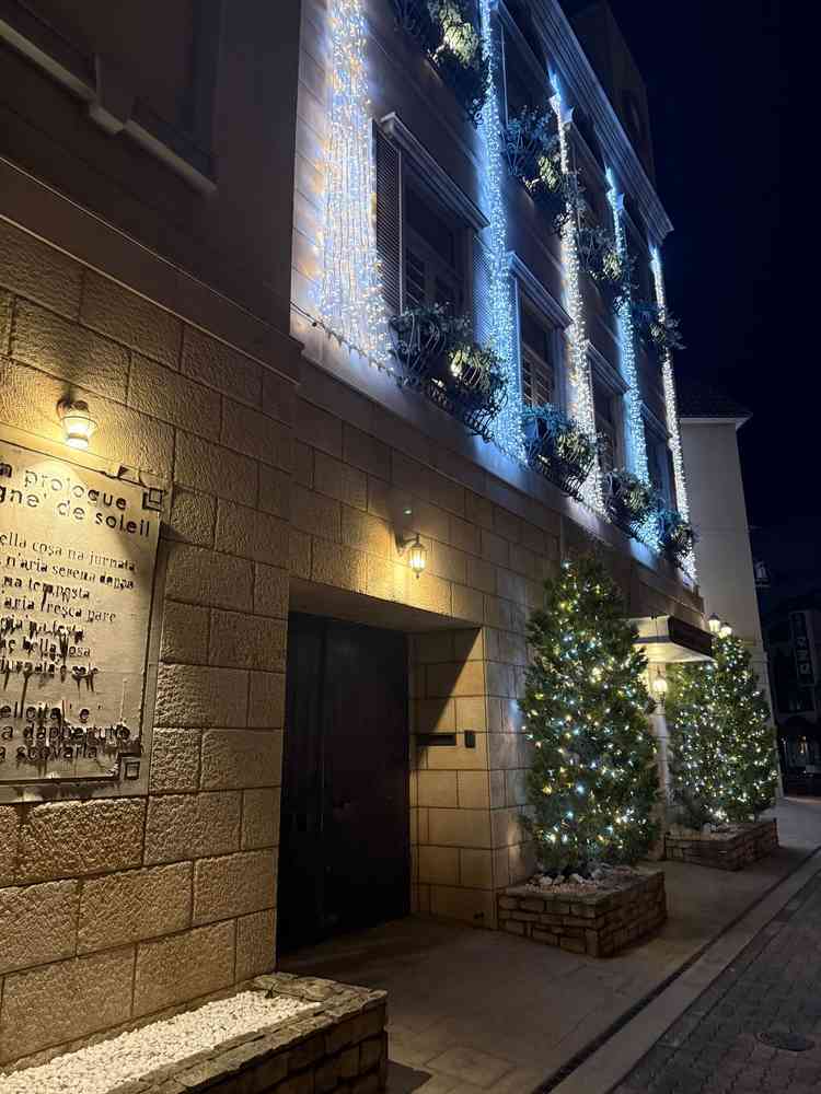 見学の際入った入口ですが建物の左右上下、式場に階段で上がる時もイルミネーションがとてもキレイです！