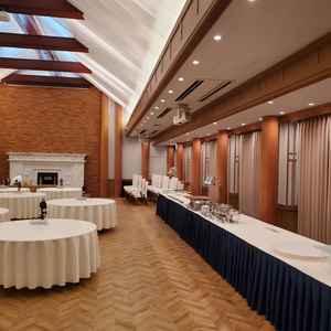 ウッド調のとても安心感がある披露宴会場でした。