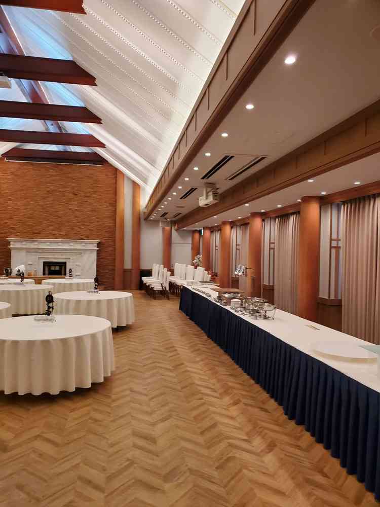 ウッド調のとても安心感がある披露宴会場でした。