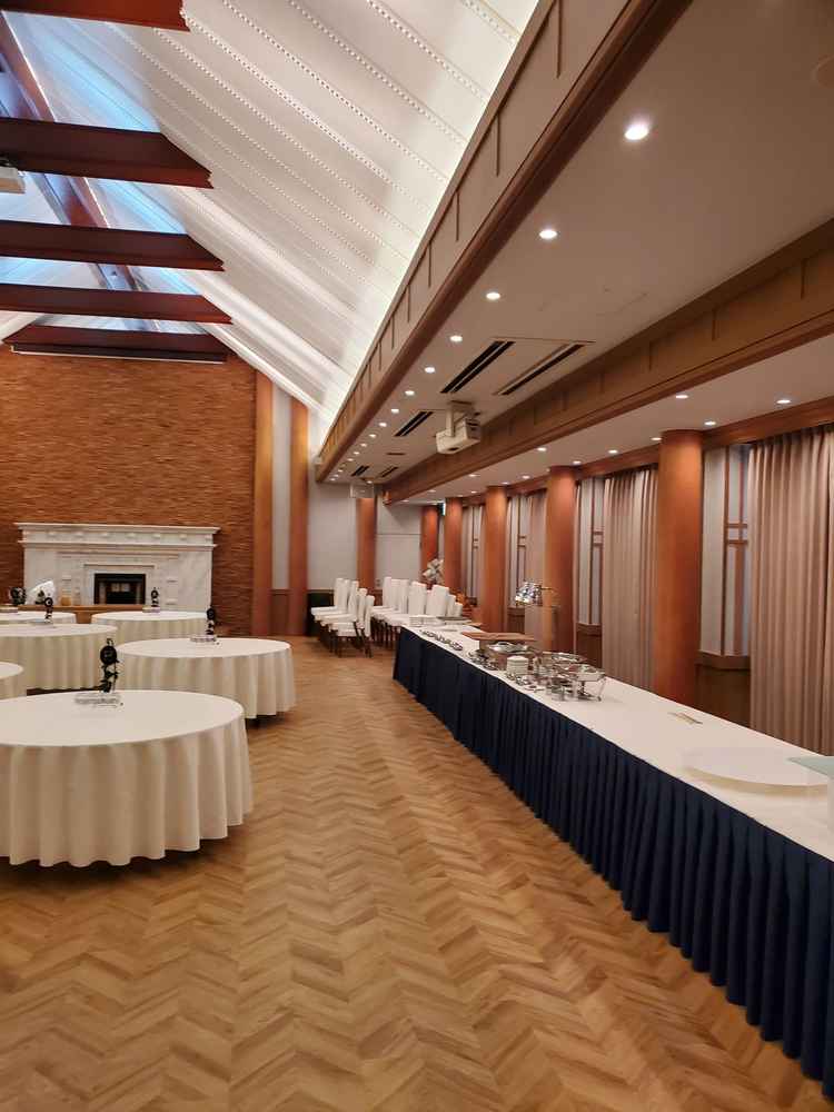 ウッド調のとても安心感がある披露宴会場でした。