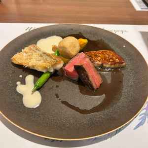 お肉は柔らかさが際立っていました。添えられていたフォアグラも肉厚で食べ応えがありました。