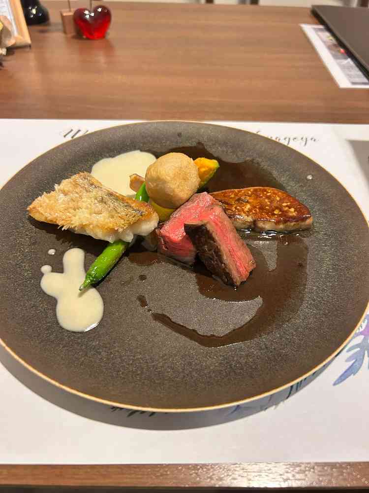 お肉は柔らかさが際立っていました。添えられていたフォアグラも肉厚で食べ応えがありました。