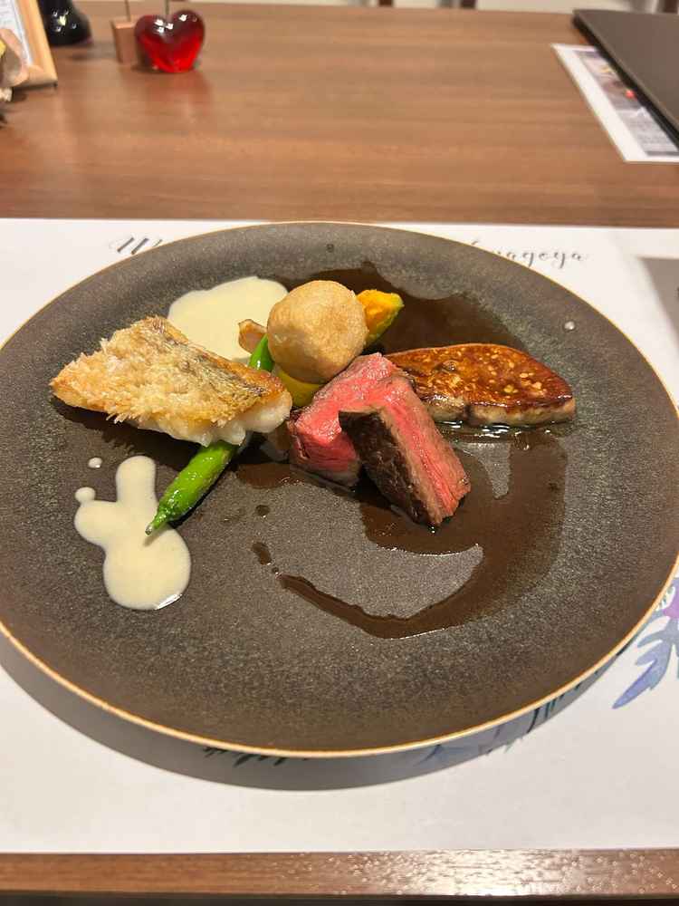 お肉は柔らかさが際立っていました。添えられていたフォアグラも肉厚で食べ応えがありました。