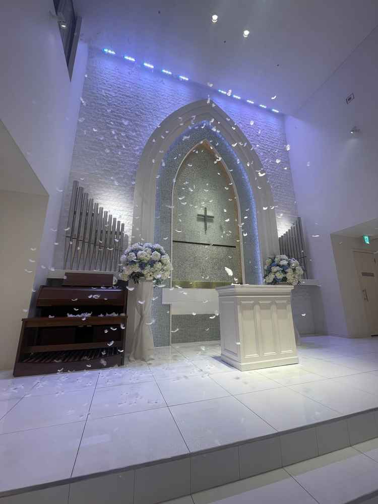 上から羽を降らせてくださり、純白の会場と相まって神秘的で素敵な雰囲気でした。