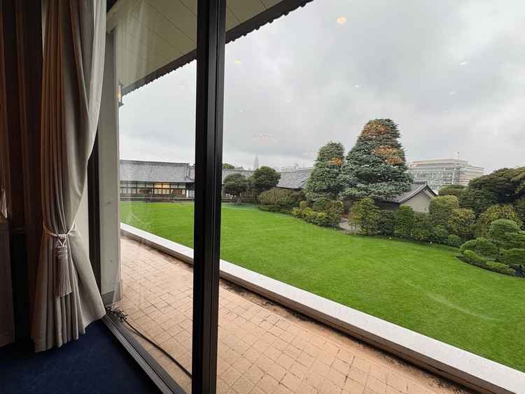 2階の披露宴会場からの景色。本館・一面の芝生が綺麗に映ります。雨の日でも緑が深く見えて好印象でした。