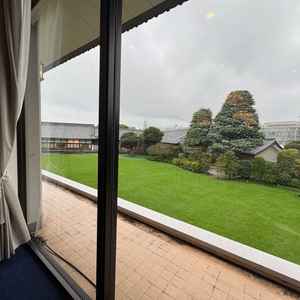 2階の披露宴会場からの景色。本館・一面の芝生が綺麗に映ります。雨の日でも緑が深く見えて好印象でした。