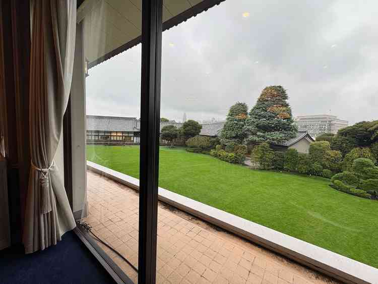 2階の披露宴会場からの景色。本館・一面の芝生が綺麗に映ります。雨の日でも緑が深く見えて好印象でした。