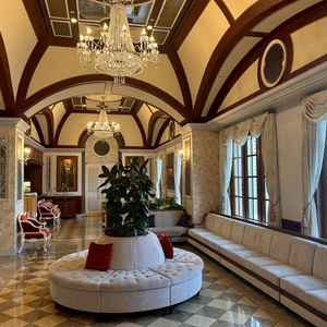 参列者待合室。豪華で景色も綺麗で、シャンデリアが華やかでした。