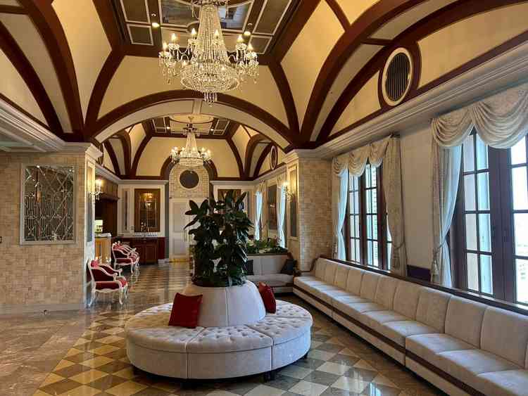 参列者待合室。豪華で景色も綺麗で、シャンデリアが華やかでした。