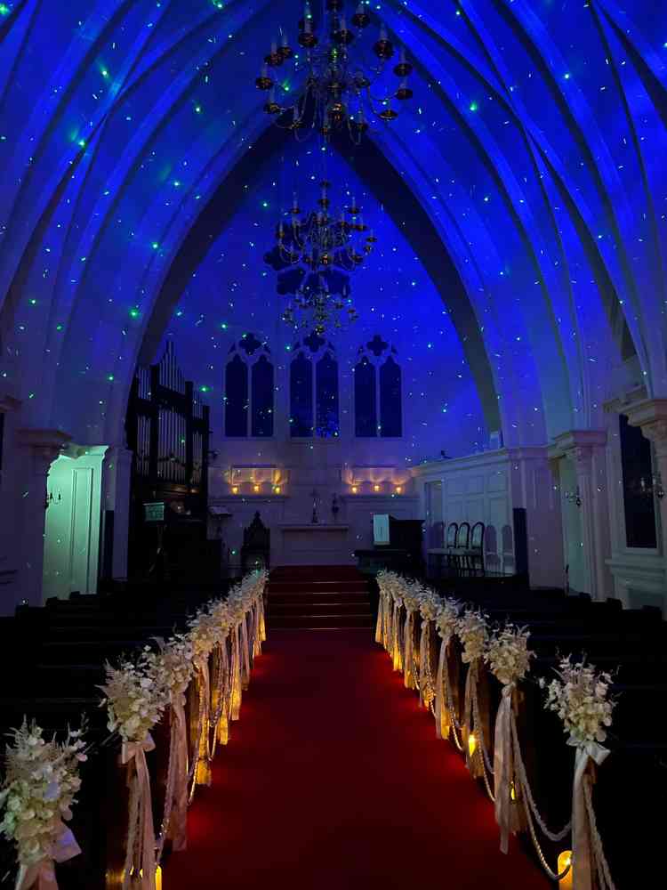 大聖堂の演出の一つであるプラネタリウムです。キャンドルの灯りと星空が相まって幻想的な雰囲気になります