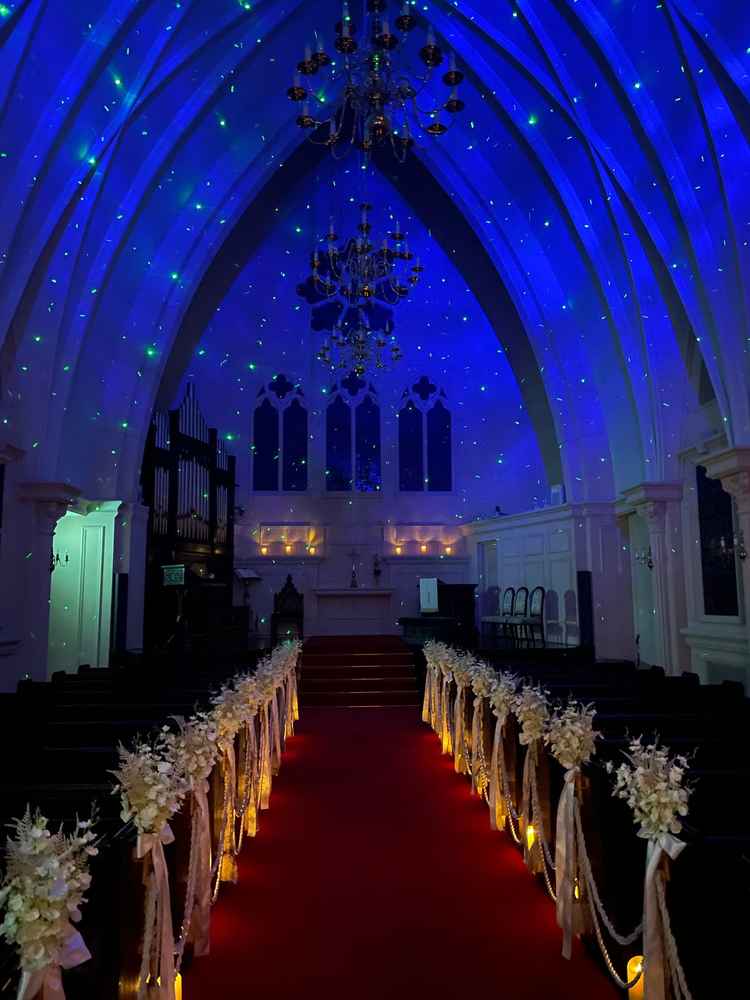 大聖堂の演出の一つであるプラネタリウムです。キャンドルの灯りと星空が相まって幻想的な雰囲気になります