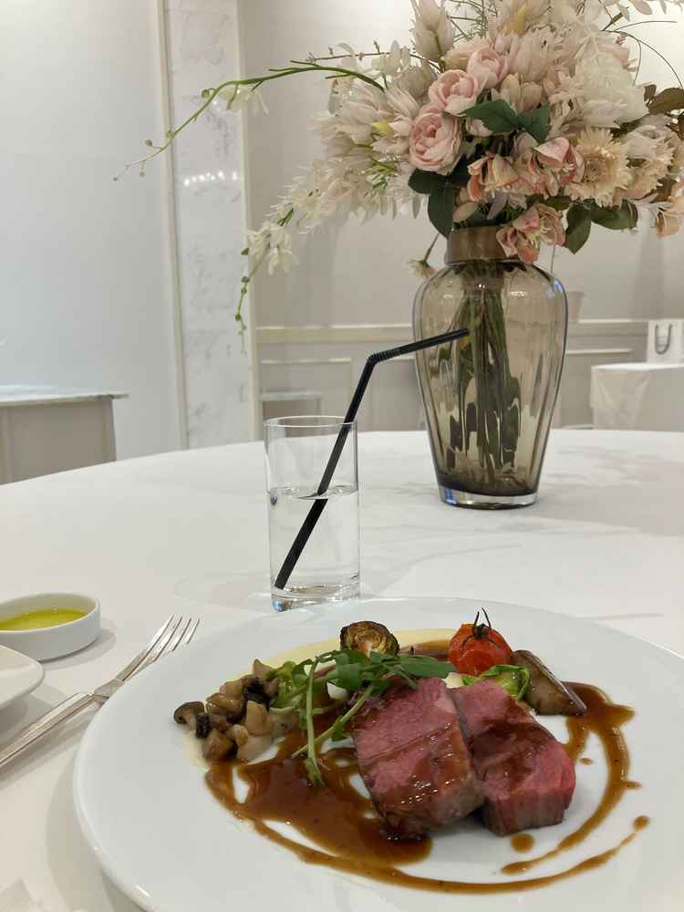 メイン料理のお肉です。真ん中のランクのものと言われました。