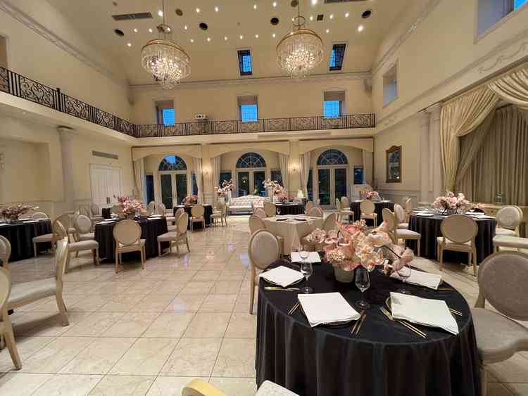 披露宴会場の一つ「フランス館」。白を基調とした会場がとても綺麗。