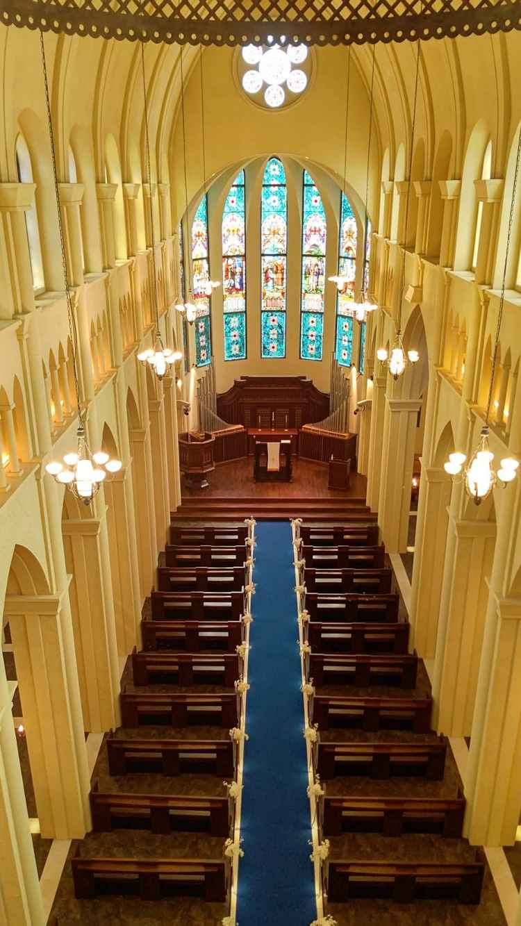 サムシングブルーのバージンロードとステンドガラスの大聖堂は他になく、とても美しかったです。