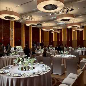 風波の披露宴会場がかなり好みで、広くて素敵でした