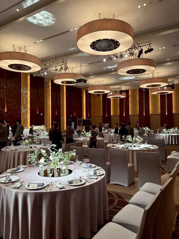 風波の披露宴会場がかなり好みで、広くて素敵でした