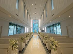 白と青のチャペルが綺麗　