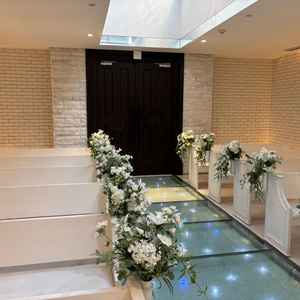 天井から自然光が差し込み、水の紋様が綺麗でした。