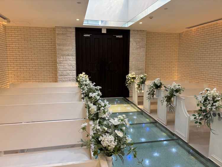 天井から自然光が差し込み、水の紋様が綺麗でした。