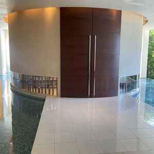 水に浮かんでいるかのようなチャペル入り口