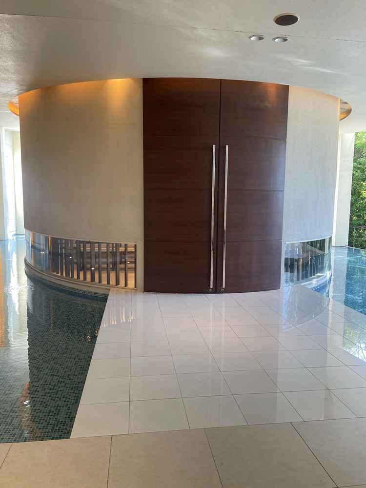 水に浮かんでいるかのようなチャペル入り口