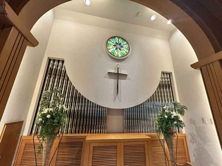 小さなステンドグラスが設置されています。模様についても、ご説明いただきました。